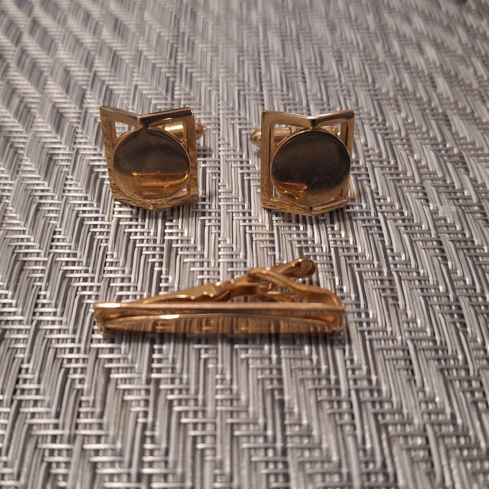 Vtg Swank engravable round cufflinks and tie clip set gold tone